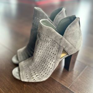 VINCE CAMUTO CRANITA GREY SUEDE PEEP TOE BOOTIES SIZE 7M